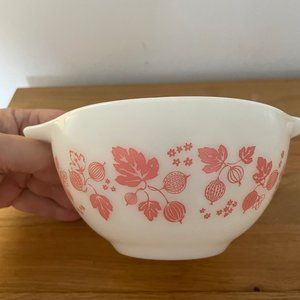Vintage Pyrex Cinderella Gooseberry Mixing Bowl with handles 441